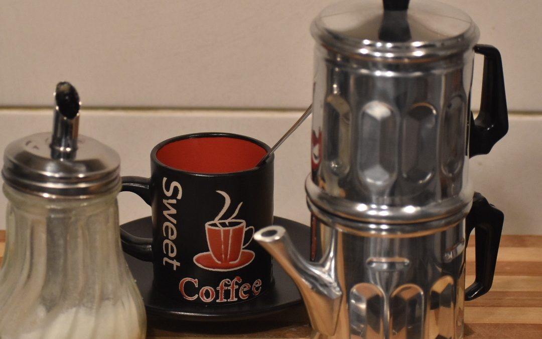 Come si prepara il caffè con la caffettiera napoletana?
